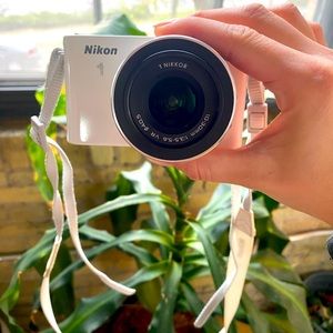 Nikon 1 J1 Digital Camera System with 10-30mm Lens (old model)